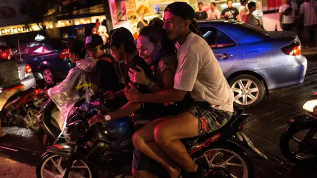 Turis yang tidak menaati peraturan lalu lintas di Bali.