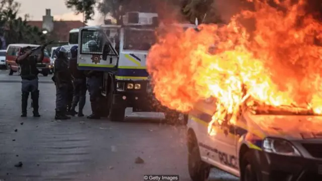 An kona motar 'yan sandan afirka ta Kudu tana cin wuta lokacin zanga-zangar neman daidaito