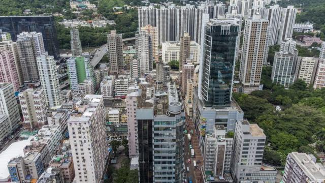 香港的平均的房子價錢，相等於當地人20年的收入。