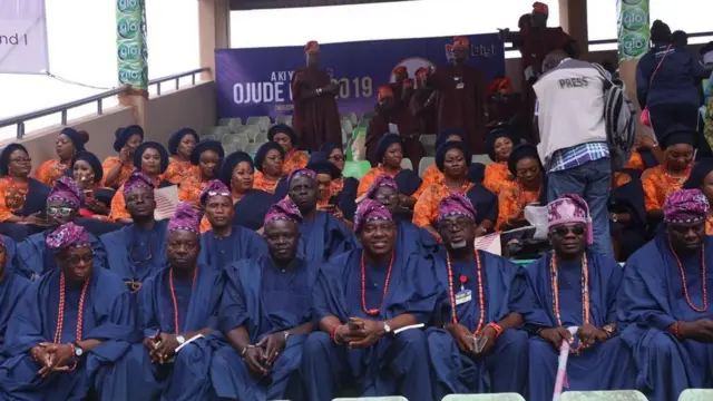 Awon obinrin ati okunrin to joko