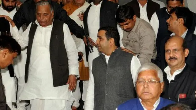 मुलायम सिंह यादव के साथ धर्मेंद यादव