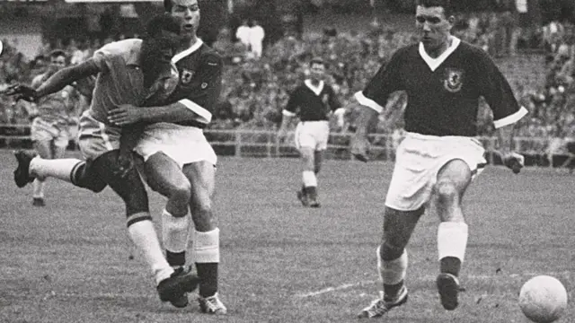 Pele năm 17 tuổi (ngoài cùng, bên trái) vượt qua hai hậu vệ xứ Wales trong tứ kết World Cup năm 1958.