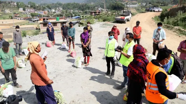 मजदुरका परिवारलाई राहत बाड्दै