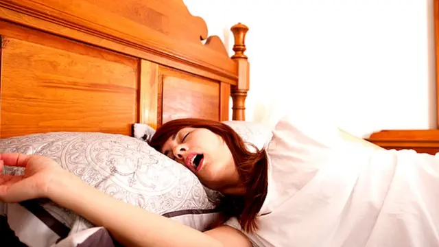 குறட்டை விடும் பெண்