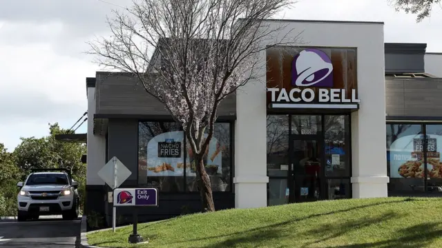 Un coche en un punto de venta de Taco Bell.