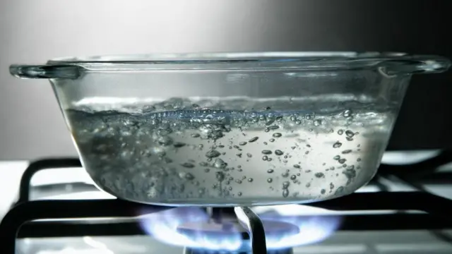 斯特凡·贝茨患有先天性痛觉缺失症，这意味着他可以将手放入沸水中而不会有任何感觉。