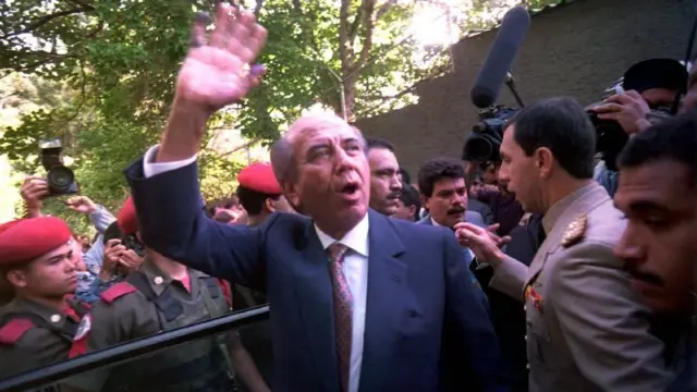 Eski devlet başkanlarından Carlos Andres Perez