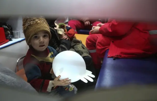 Suriye'de tahliye edilen hasta çocuk