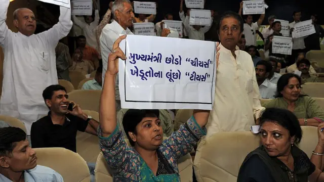 ખેડૂતોના સમર્થનમાં વિરોધ કરતા લોકો