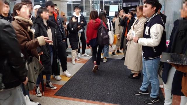 11月13日下午，在位于首尔的汉阳大学校园内，十几名韩国学生与五十多名中国留学生就香港示威问题对峙许久。(copyright:汉阳大学学生提供)