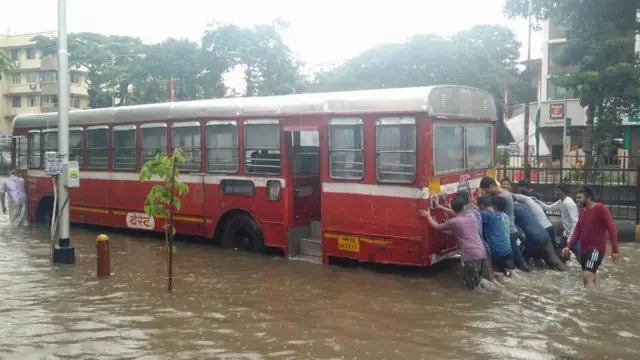 વરસાદને પગલે રસ્તા પર પાણી ભરાયા