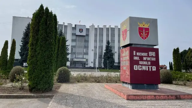 Центральна площа міста Окниця