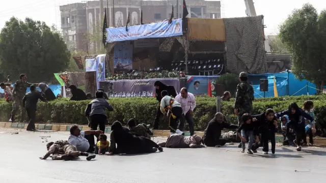 سقط ضحايا بين صفوف المدنيين الذين حضروا للتفرج على الاستعراض