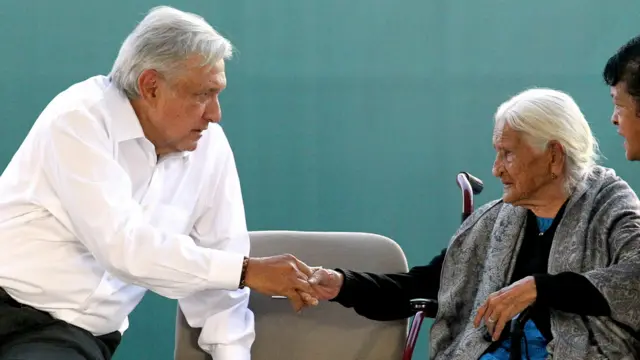 López Obrador y anciana
