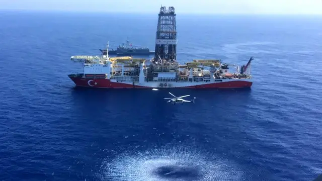 السفينة التركية فاتح تصحبها سفينة من البحرية التركية