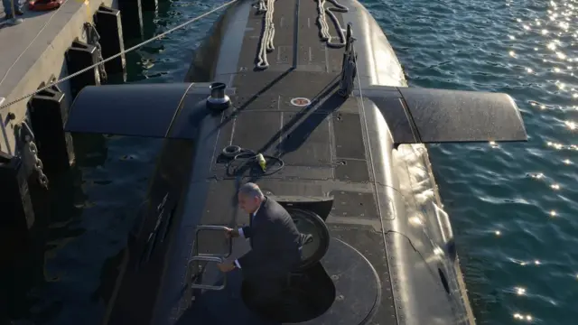 Нетаньяху на подводной лодке