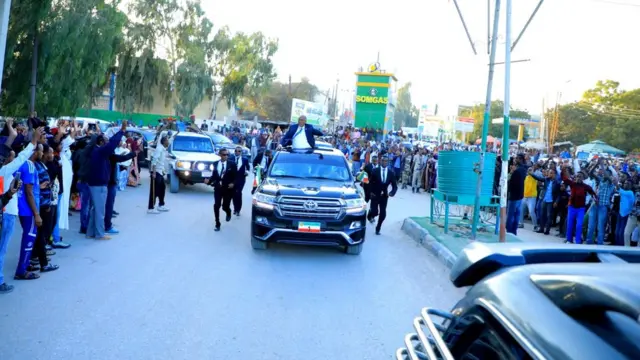 Dadweyne fara badan oo dariiqyada kusoo dhoweeyay madaxweyne Muuse