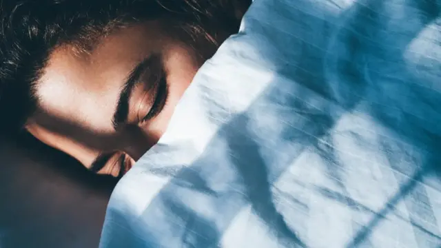Una mujer durmiendo