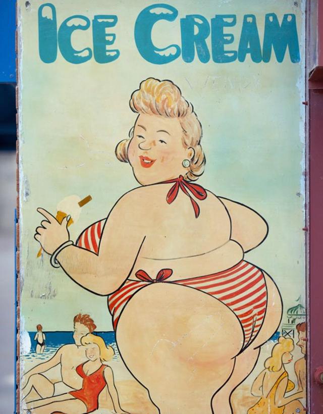 Cartel con señora comiendo helado en la playa
