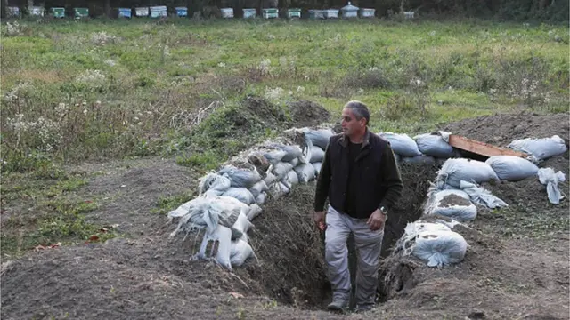 అజర్‌బైజాన్‌లోని చెమెన్లీ గ్రామంలో ఒక బాంబ్ షెల్టర్ వద్ద ఆ దేశ అధికారి