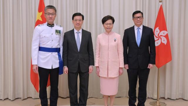 左一的原警务处副处长萧泽颐升任为处长，而右一的原处长邓炳强就会出任保安局局长。