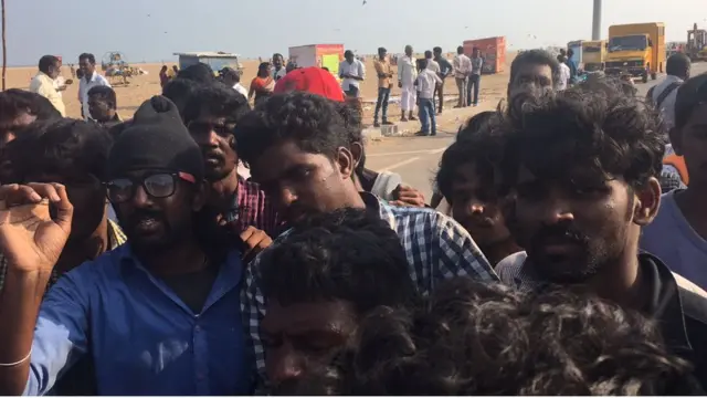 பிபிசியிடம் தங்கள் நிலையை விளக்கும் இளைஞர்கள்