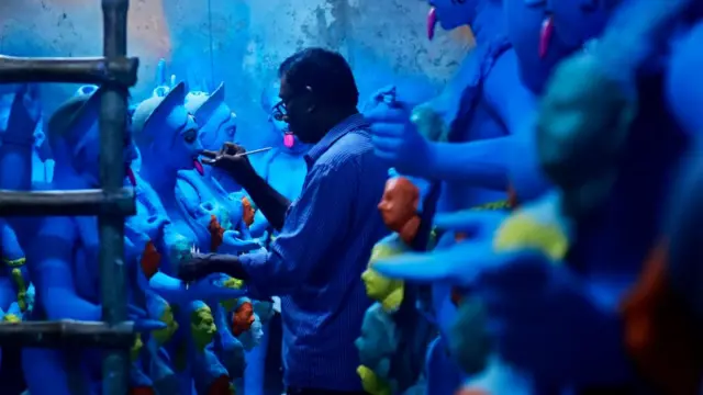 এক প্রতিমা শিল্পীর ওয়ার্কশপেই মূর্তি ভাঙ্গা হয়