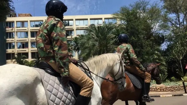 Polisi wenye farasi karibu na hoteli ya Serena, Nairobi