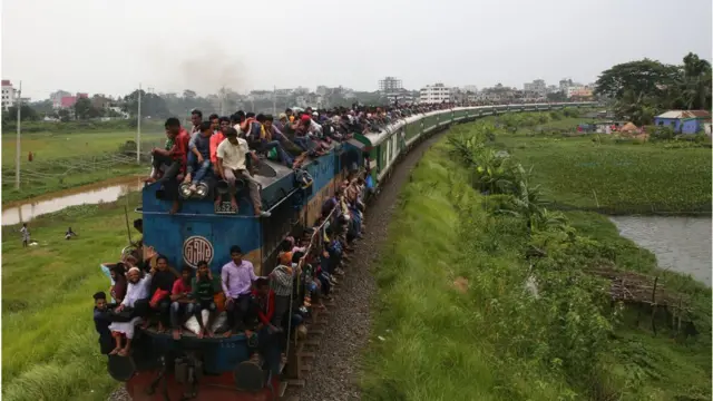 ঈদে বাড়ি ফেরা মানুষ।