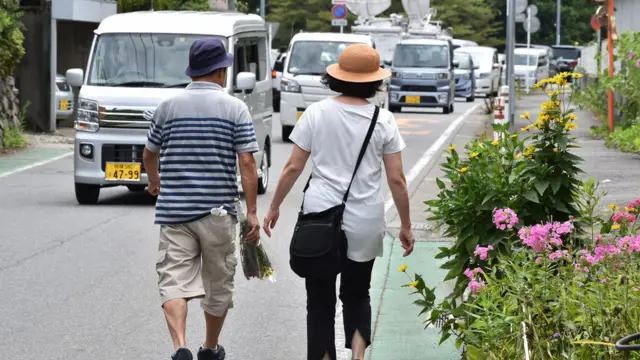 Pareja japonesa caminando por la calle.