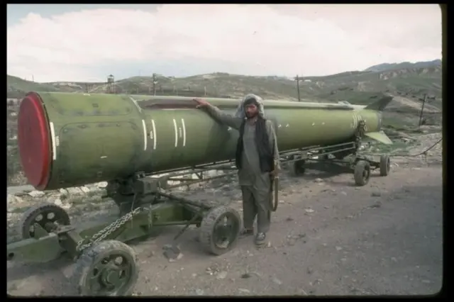 முன்னதாக, 1988 நவம்பர் 16 தேதியிட்ட யுபிஐ அறிக்கை, ஆப்கானிஸ்தானில் இருந்து ஏவப்பட்ட ஏவுகணை பாகிஸ்தானின் எல்லைக் கிராமம் ஒன்றைத் தாக்கியதில் குறைந்தது 10 பேர் கொல்லப்பட்டனர் மற்றும் 15 பேர் காயமடைந்தனர் என்று அதிகாரிகள் கூறியதாகக் குறிப்பிட்டிருந்தது.
