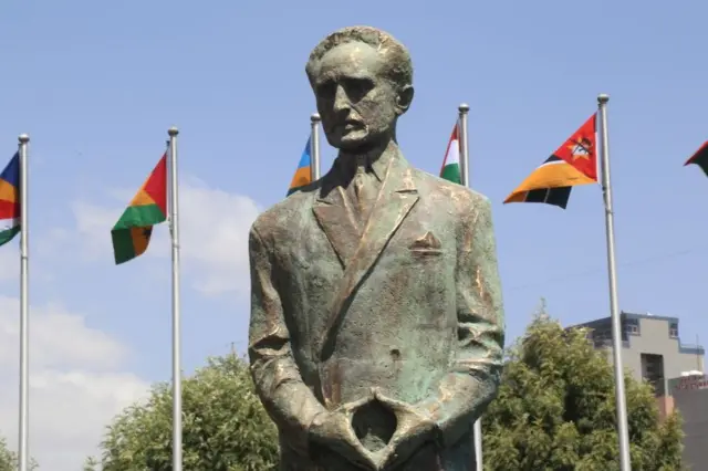 Ranar Lahadi, an kaddamar da mutum mutumin Sarkin Daular Habasha, Haile Selassie a hedikwatar Tarayyar Kasashen Afirka da ke birnin Addis Ababa na Ethiopia. Lokacin mulkinsa, ya taimaka wajen kafa Kungiyar Hada kan Kasashen Afirka.