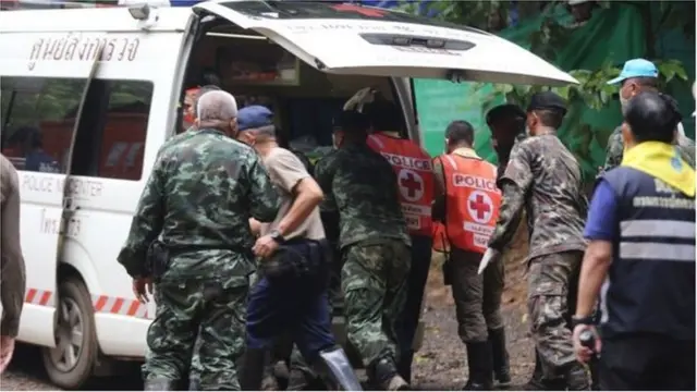 কিশোরদের বের করে আনার পরপরই তাদের দেখেন চিকিৎসক দল।