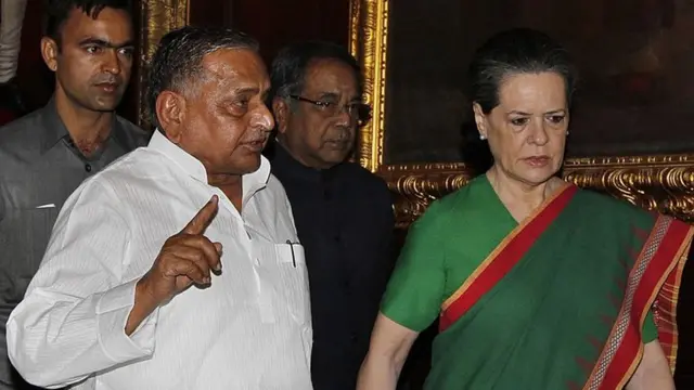 मुलायम सिंह यादव आणि सोनिया गांधी