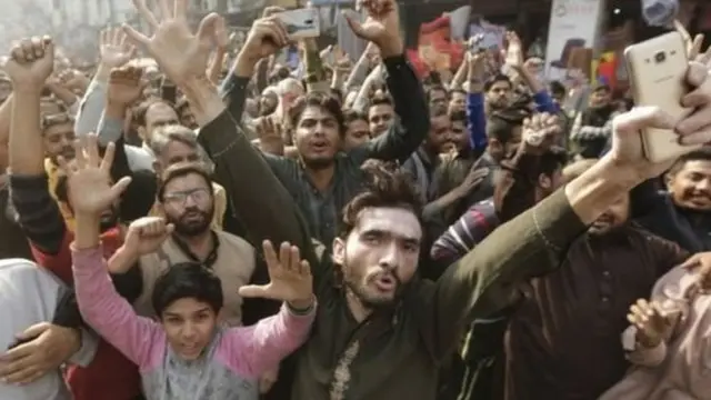 معترضان می گویند که وزیر دادگستری به مقدسات دین اسلام اهانت کرده است