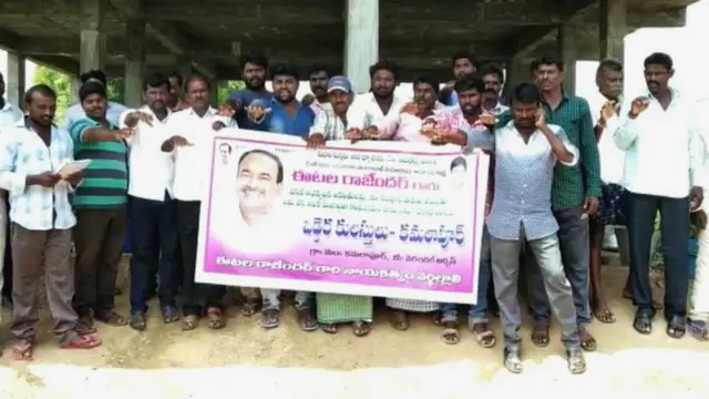 ఈటల రాజేందర్‌కి ఓటు వేస్తామని తీర్మానిస్తున్న గ్రామస్తులు