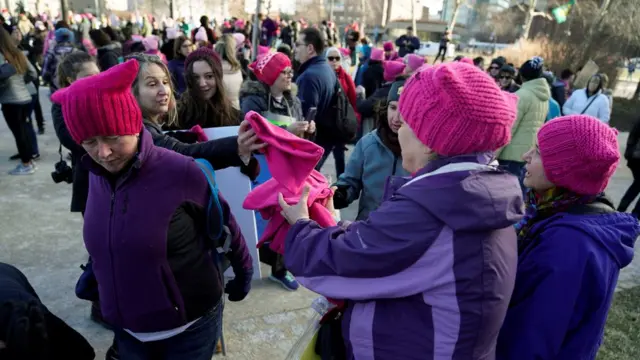 توزیع کلاه صورتی در دومین تظاهرات سالانه زنان در فیلادلفیا