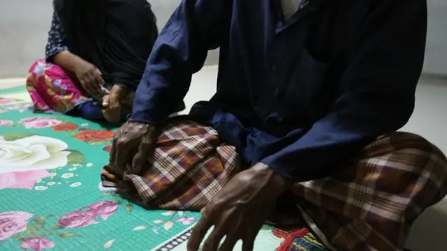 นายฮากีมและภรรยานั่งอยู่ในบ้าน