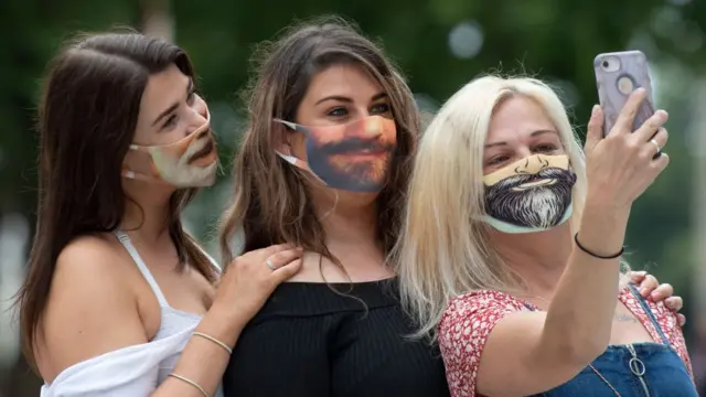 британки в масках