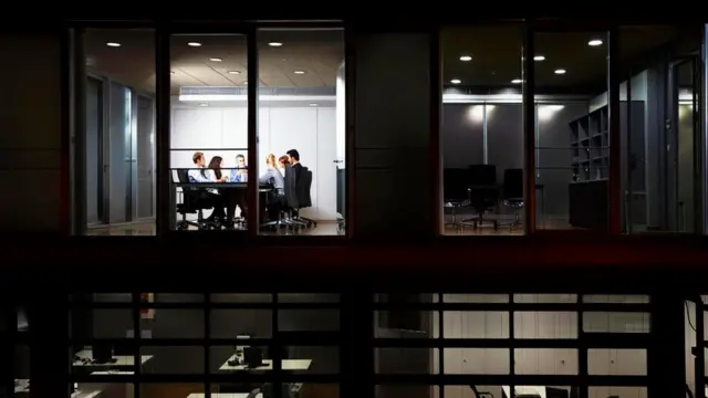 موظفون يعملون في مكان العمل حتى ساعة متأخرة من الليل