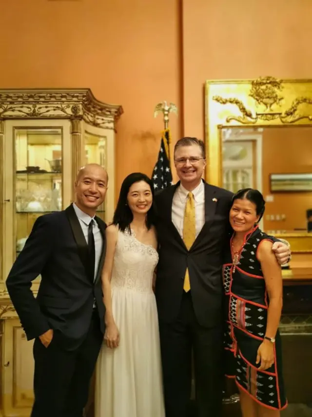 Chị Thảo Griffiths cùng Đại sứ Hoa Kỳ Daniel J. Kritenbrink