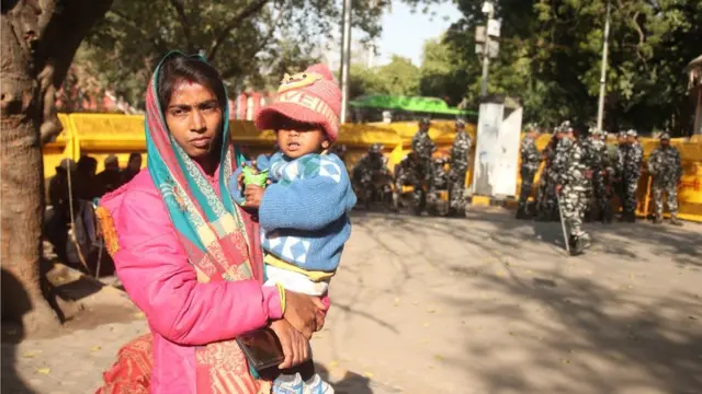 प्रदर्शन में शामिल महिलाएं