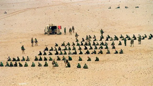 আত্মসমর্পনের পর মরুভূমিতে ইরাকী সৈন্যদের পাহারা দিচ্ছে জোট বাহিনীর সৈন্যরা।