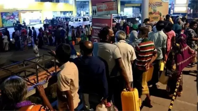 పెట్రోలు బంకుల దగ్గర బారులు తీరిన శ్రీలంక ప్రజలు