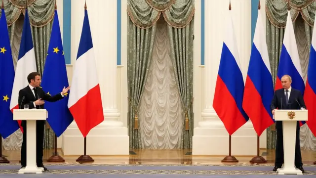 Макрон и Путин во время пресс-конференции