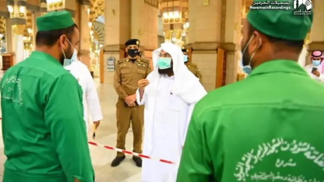 Sheekh Sudeys oo kormeeraya goobta laga soo saaro biya Zamzamka(Maa'u Zam-Zam)