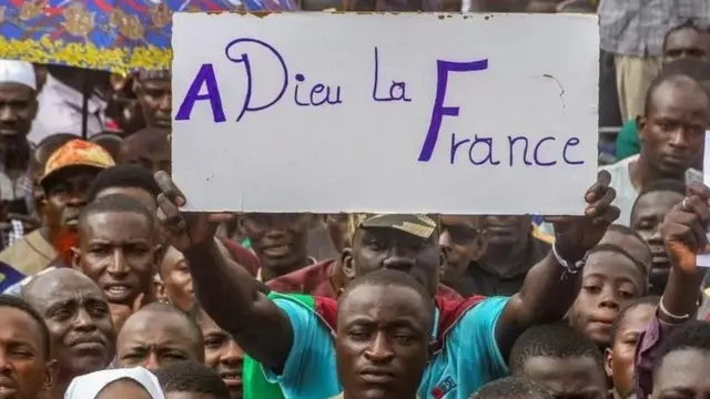 "Une banderole brandie par un manifestant pro-coup d'État au Niger : "Au revoir la France !