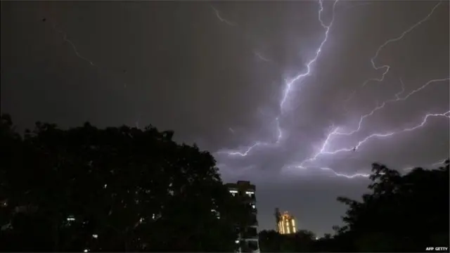 बिजली गिरना