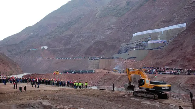 مجرای رود "وخش" برای بنیاد بلند ترین سد در جهان بسته شد