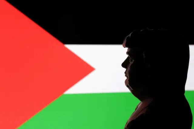 نموذج ثلاثي الأبعاد للرئيس الأمريكي دونالد ترامب والعلم الفلسطيني